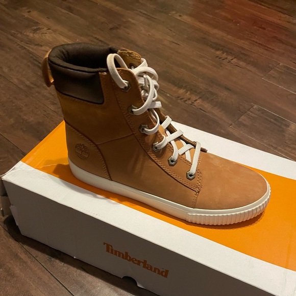 Timberland SKYLA BAY
6 IN BOOT
WHEAT NUBUCK - Picture 1 of 4